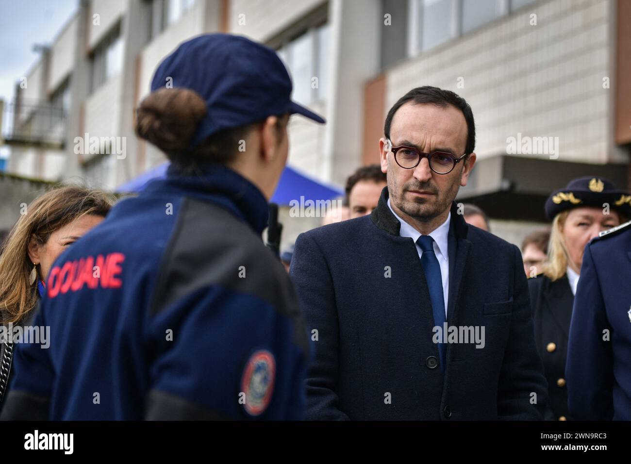 Parigi, Francia. 1 marzo 2024. Il vice ministro francese per i conti pubblici Thomas Cazenave visita la Brigata di sorveglianza degli interni ad Aulnay-Sous-Bois, vicino a Parigi, il 1° marzo 2024. Foto di Firas Abdullah/ABACAPRESS.COM credito: Abaca Press/Alamy Live News Foto Stock