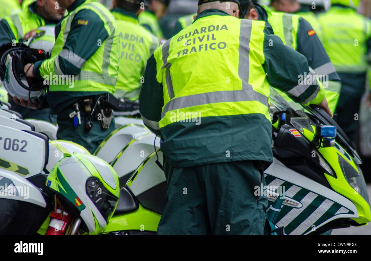 Agenti della Guardia Civil pronti per una pattuglia motociclistica Foto Stock