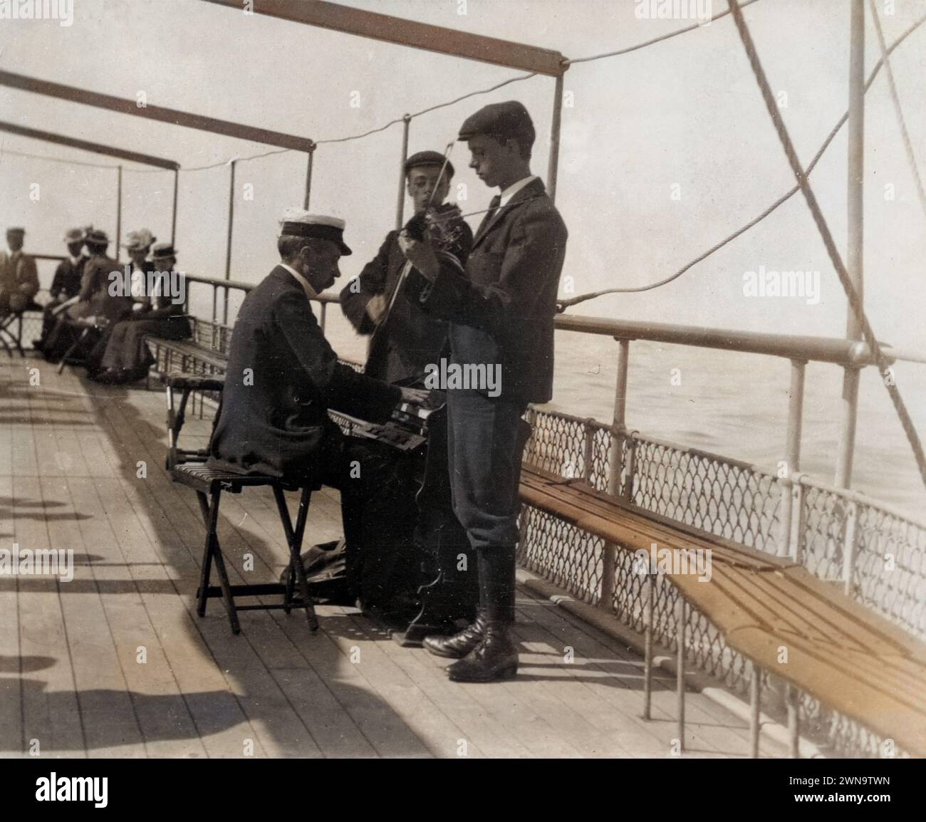 1899 Colourised Historic Photograph of Musicians on the Conwy to Liverpool Excursion Paddle Steamer Foto Stock