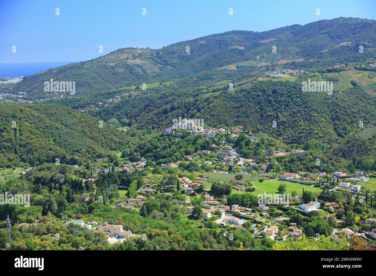 Vista dall'alto su Auribeau sur Siagne con il mare sullo sfondo, Alpes Maritimes, Costa Azzurra, 06, PACA Foto Stock