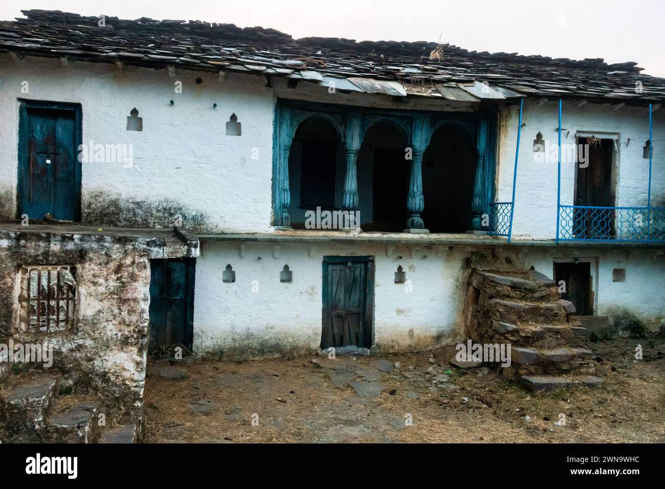 18 febbraio 2024, Uttarakhand India. Case di montagna deserte: Rurale Uttarakhand, India Foto Stock