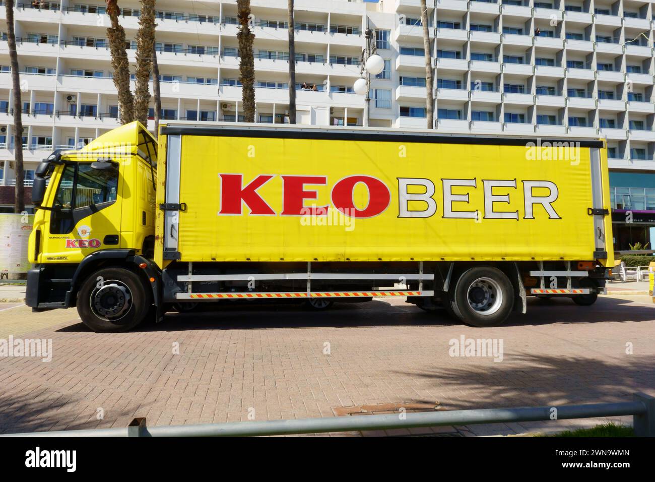 Camion di consegna Iveco Eurocargo Keo Beer, Finikoudes, Larnaca, Cipro. Febbraio 2024 Foto Stock