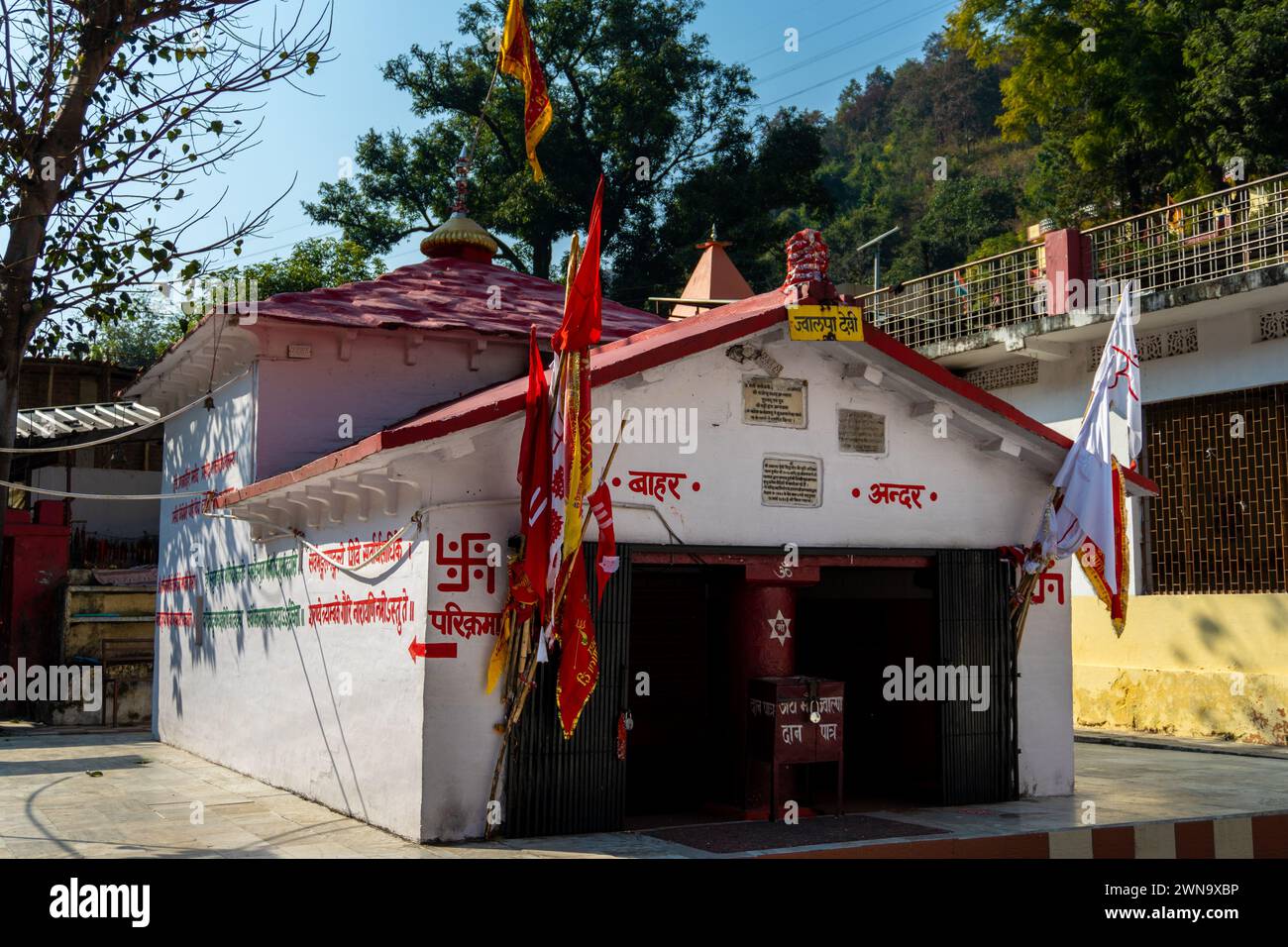 14 febbraio 2024, Uttarakhand India. Tempio Jwalpa devi: Santuario sacro, dea Jwalpa, fiume Nawalika, strada Pauri-Kotdwar, sito di pellegrinaggio Foto Stock