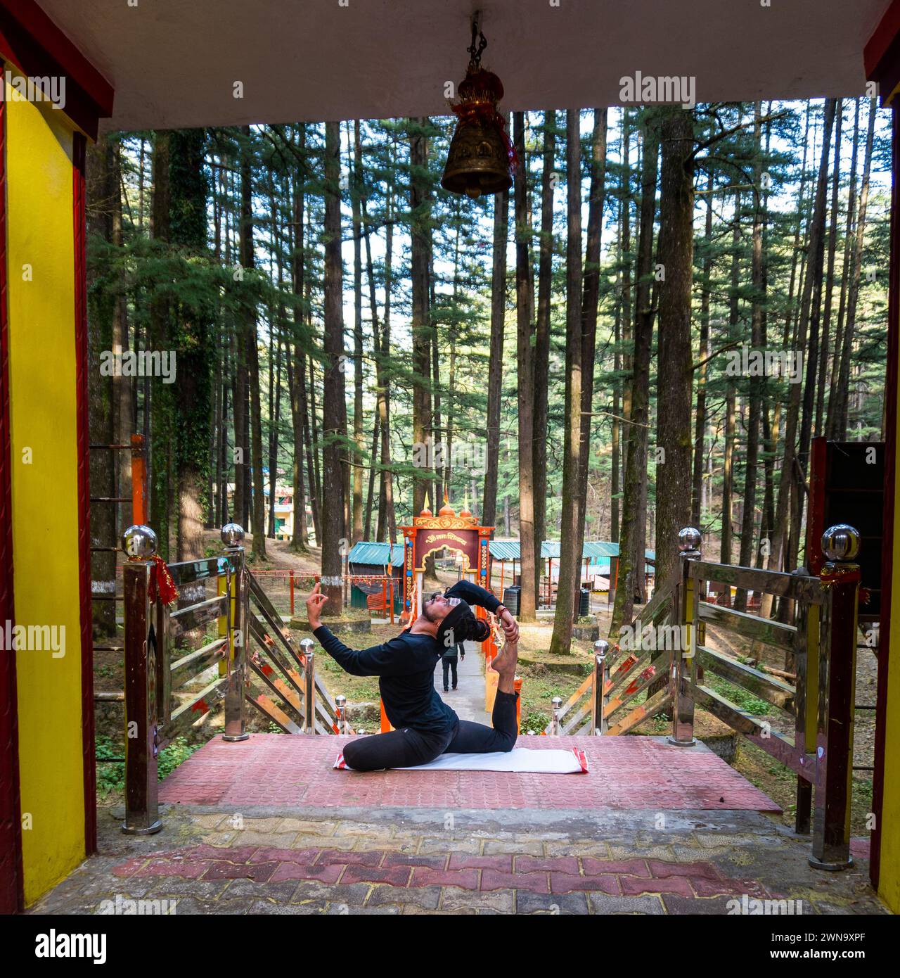 18 febbraio 2024, Uttarakhand India. Yoga in mezzo alla natura: Tempio di Tapkeshwar Mahadev, Uttarakhand, India Foto Stock