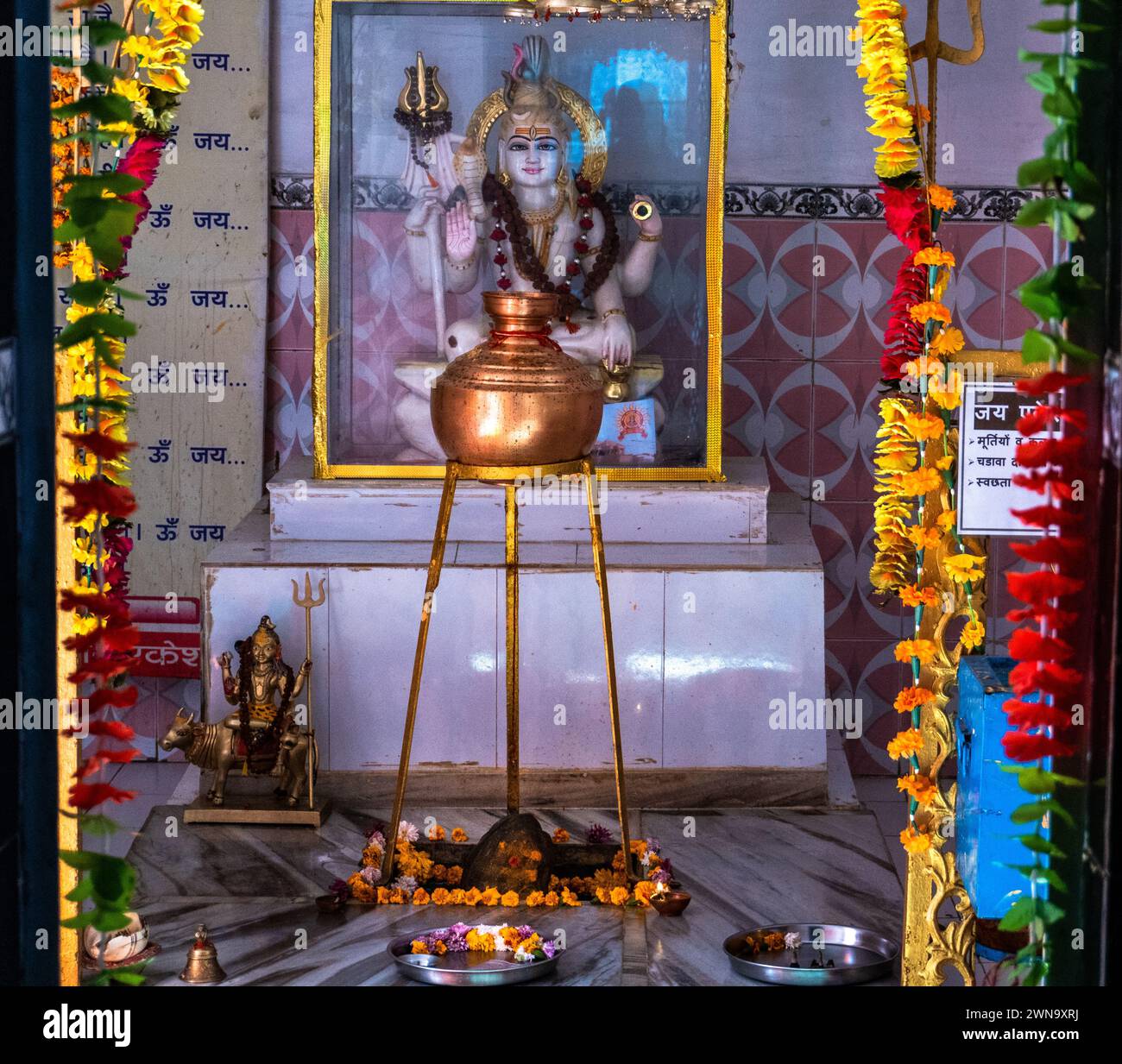 Shiva Shila Sacra primo piano al Tempio Ekeshwar Mahadev, Pauri Garhwal, Uttarakhand, India - Cultura e religione indù Foto Stock