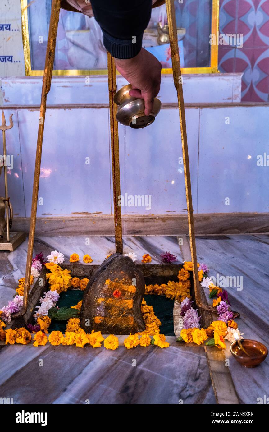 Shiva Shila Sacra primo piano al Tempio Ekeshwar Mahadev, Pauri Garhwal, Uttarakhand, India - Cultura e religione indù Foto Stock