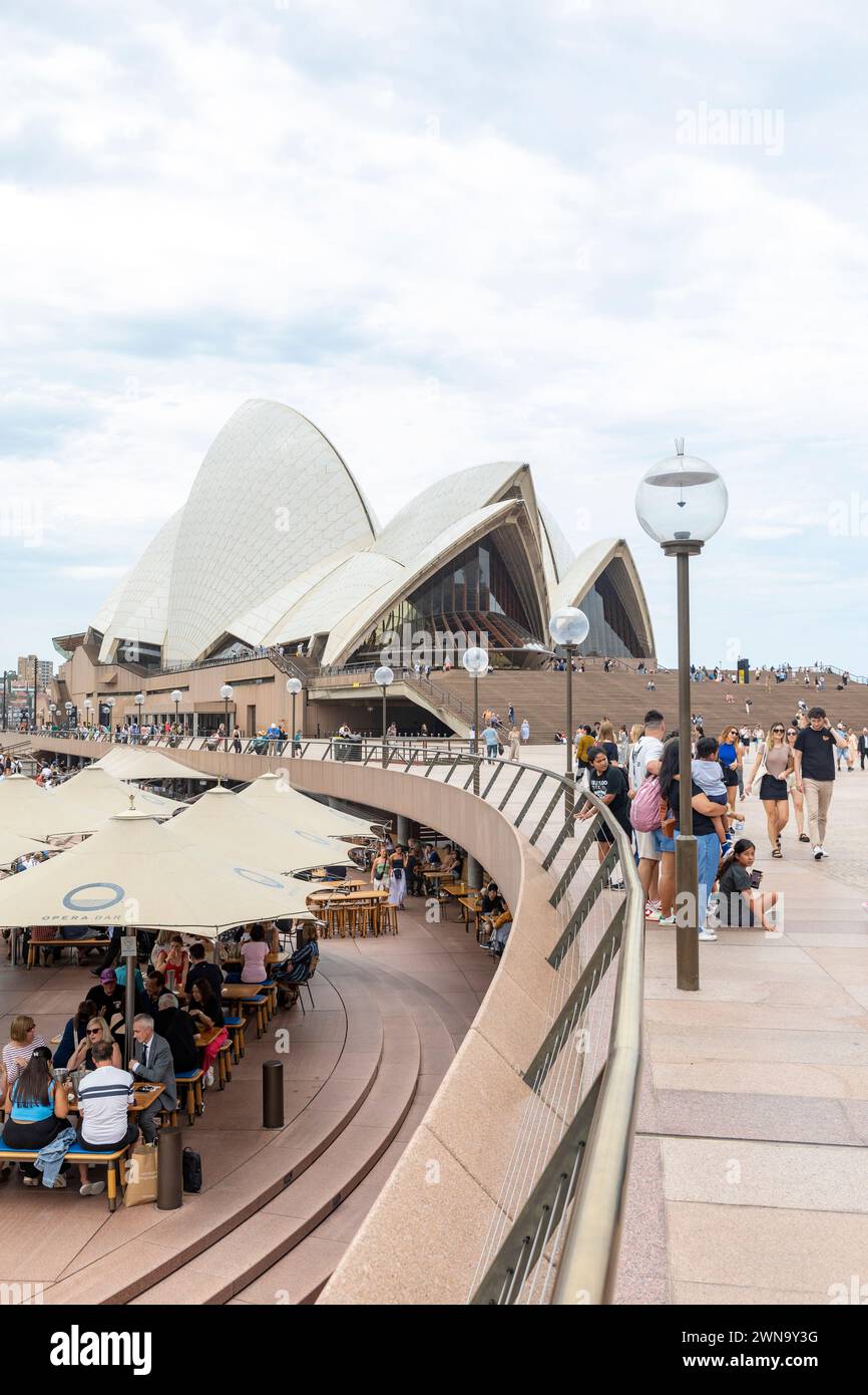 Edificio dell'Opera House di Sydney, 2024, a bennelong Point a Sydney, con persone che gusteranno il pranzo al bar e ristorante dell'opera di Sydney, iconico Foto Stock