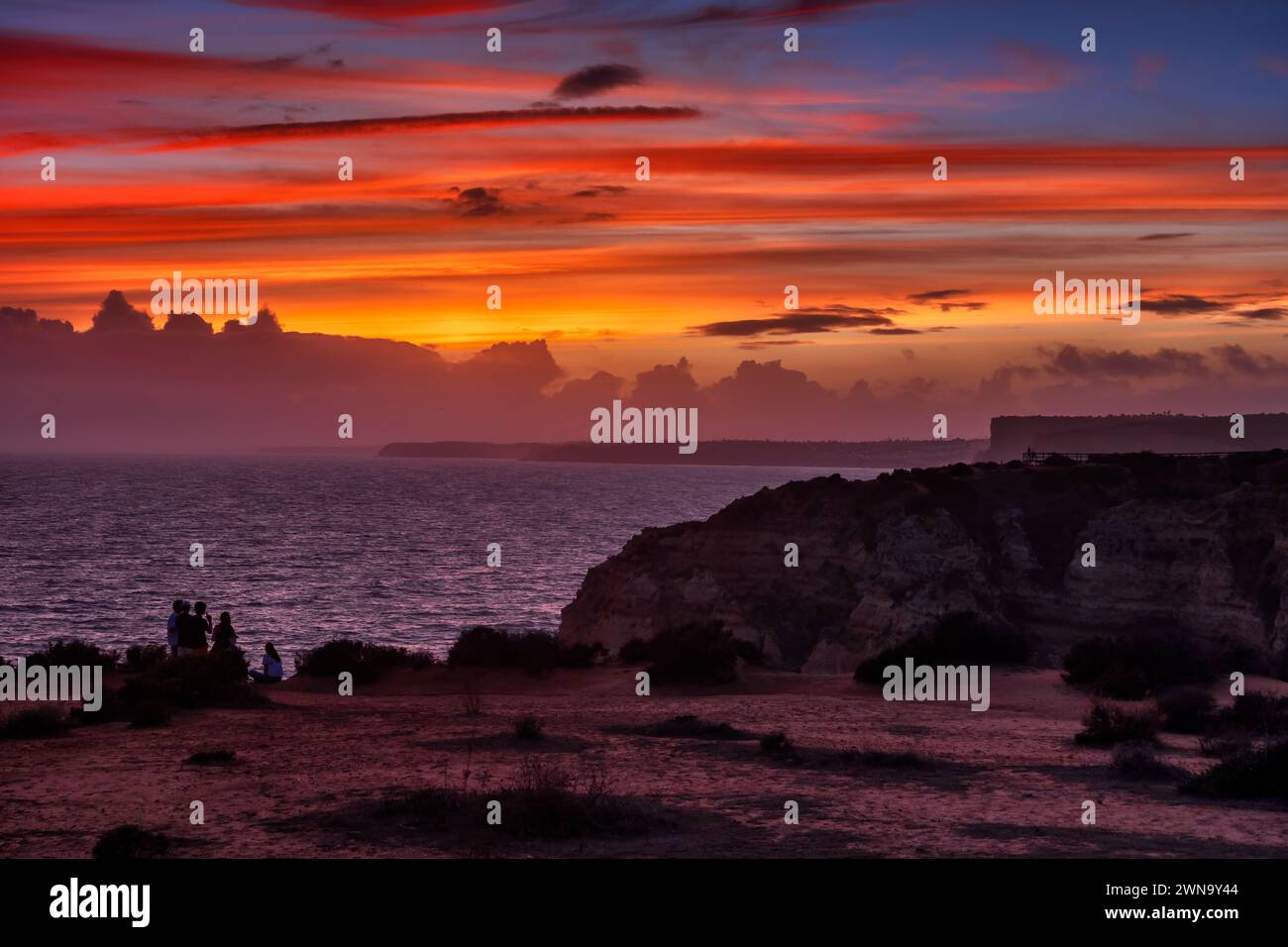 Splendido tramonto sulla costa dell'Algarve vicino all'Oceano Atlantico a Lagos, Portogallo. Foto Stock