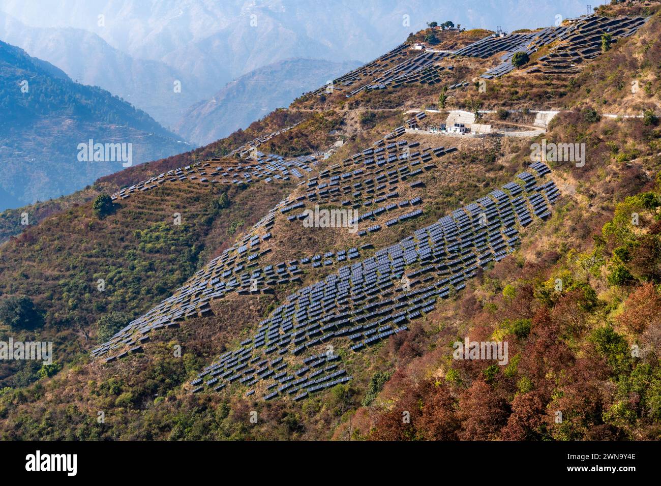 Mountain Solar Power Panels : sviluppo economico a Pauri Garhwal, Uttarakhand. Iniziativa in materia di energia pulita e sostenibile. Foto Stock