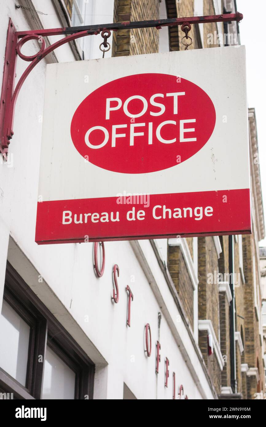 Primo piano dell'ufficio postale di Baker Street e della segnaletica del Bureau de Change. Londra, Inghilterra, Regno Unito Foto Stock