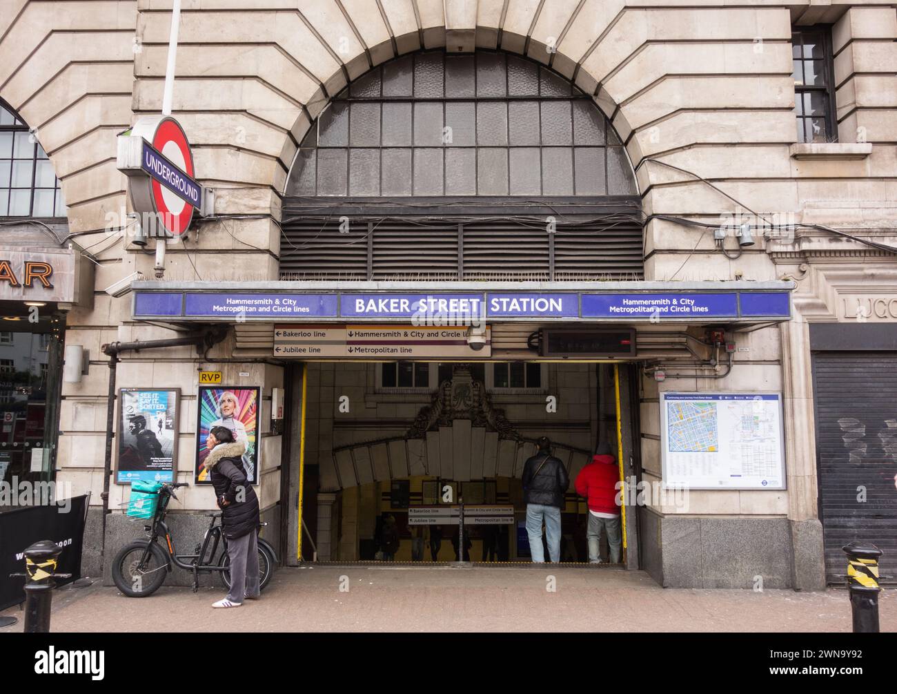 Persone fuori dall'ingresso della stazione di Baker Street su Euston Road, Londra, Inghilterra, Regno Unito Foto Stock