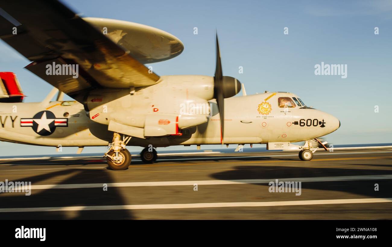 Un e-2C Hawkeye assegnato alla USS George Washington nell'Oceano Atlantico, 27 febbraio 2024. Foto di August Clawson Foto Stock