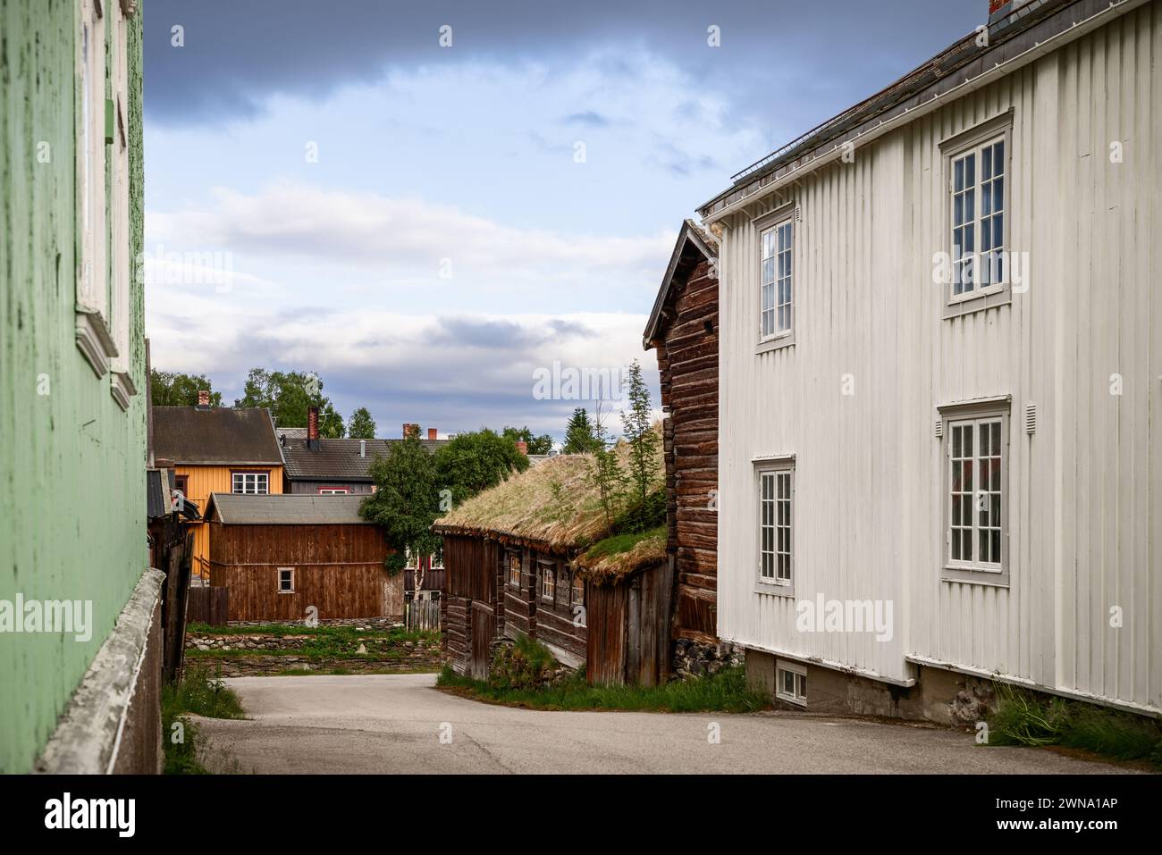 Una strada pittoresca a Roros, dove la tradizionale architettura norvegese in legno con tetti in erba. Norvegia Foto Stock