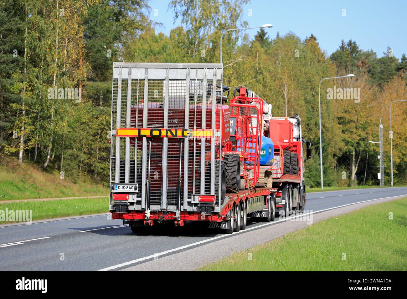 Scania Truck trasporta attrezzature di sollevamento Pekkaniska su semirimorchio. Trasporto lungo. Raasepori, Finlandia. 22 settembre 2023. Foto Stock