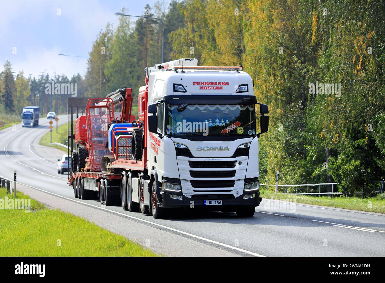 Scania R660 trasporta attrezzature di sollevamento di Pekkaniska, azienda finlandese leader nel noleggio di piattaforme e gru. Raasepori, Finlandia. 22 settembre 2023. Foto Stock