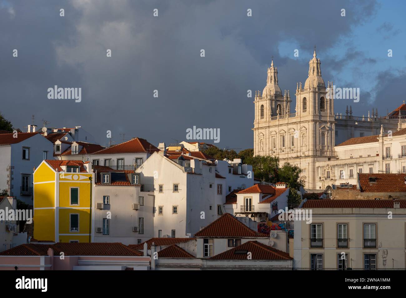 Città di Lisbona in Portogallo. Skyline con Chiesa e Monastero di Sao Vicente de Fora al tramonto. Foto Stock