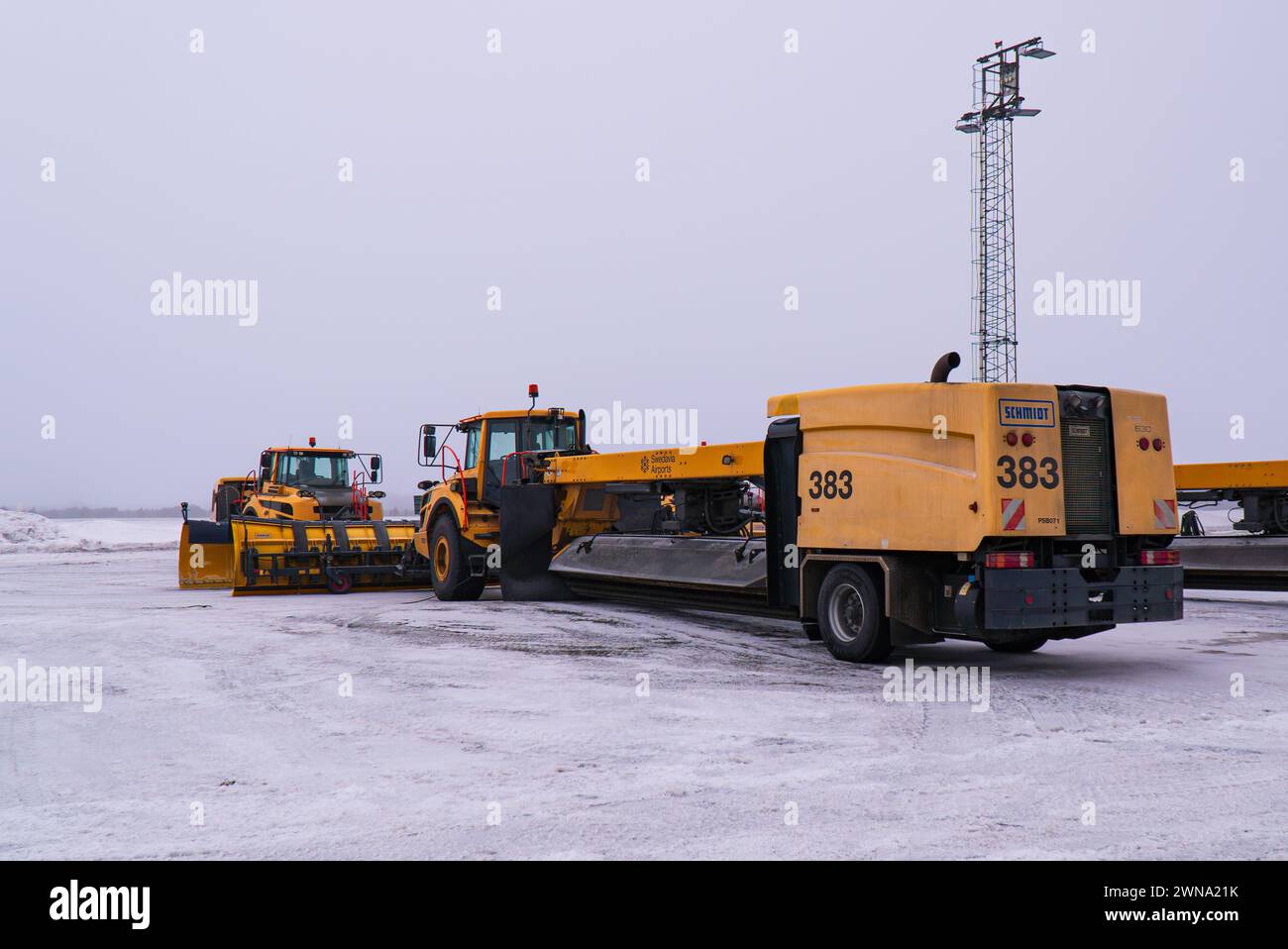 Un aratro, una spazzatrice e una soffiatrice (spazzaneve) all'aeroporto di Umeå, aeroporti di Swedavia, gialla, da Schmidt, in attesa di una prossima nevicata. Foto Stock Un aratro, una spazzatrice e una soffiatrice (spazzaneve) all'aeroporto di Umeå, aeroporti di Swedavia, gialla, da Schmidt, in attesa di una prossima nevicata. Foto Stock