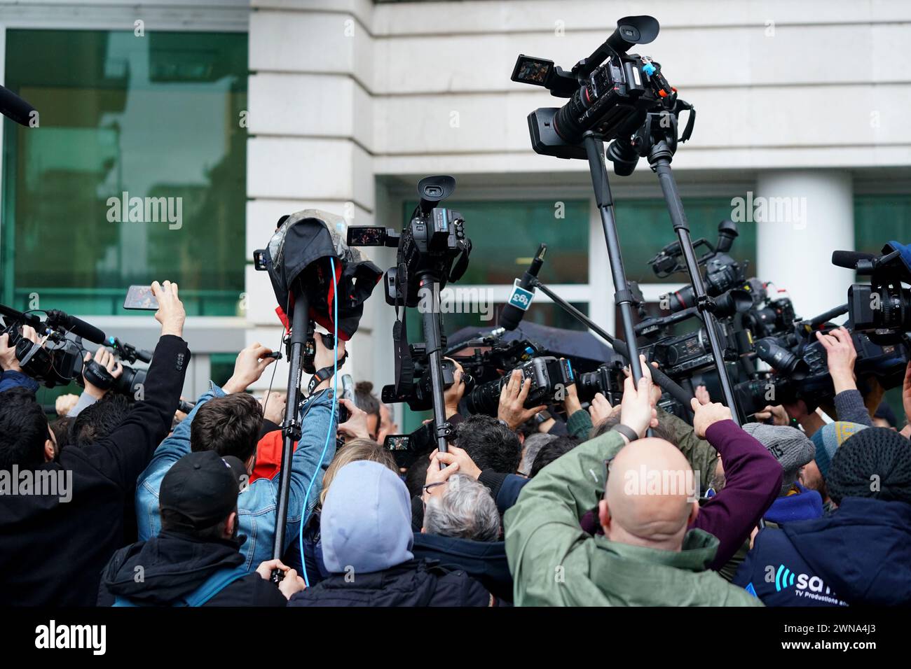 Foto Spada/LaPresse 01 marzo 2024 - Brescia, Italia - cronaca - Tribunale di Brescia prima udienza della revisione del processo della strage di erba nella foto: ai giornalisti 01 marzo 2024, 2024 Brescia, Italia - relazione - Tribunale del calcio di Brescia prima udienza della revisione del processo al massacro di erba nella foto: un momento di manifestazione Credit: LaPresse/Alamy Live News Foto Stock