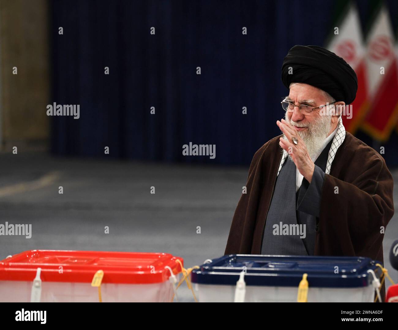 (240301) -- TEHERAN, 1° marzo 2024 (Xinhua) -- il leader supremo iraniano Ali Khamenei lancia il suo voto in un seggio elettorale a Teheran, Iran, 1° marzo 2024. Il voto per il dodicesimo parlamento e la sesta Assemblea degli esperti iraniani è iniziato alle 8:00 (ora locale 0430 GMT) venerdì alle circa 60.000 seggi elettorali in tutto il paese. Più di 15.000 candidati sono in competizione per 290 seggi al parlamento iraniano, mentre 144 candidati sono in competizione per posizioni all'Assemblea di esperti di otto anni, un organo di 88 membri che sovrintende alle attività del leader supremo iraniano, ed è autorizzato a designare e disconoscere Foto Stock