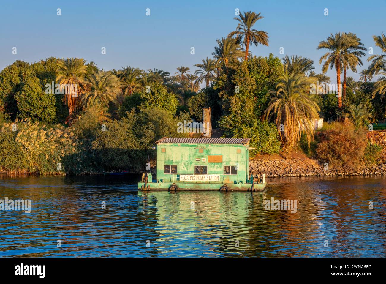 Stazione di pompaggio galleggiante, pompaggio dell'acqua per l'irrigazione sul Nilo, Egitto Foto Stock