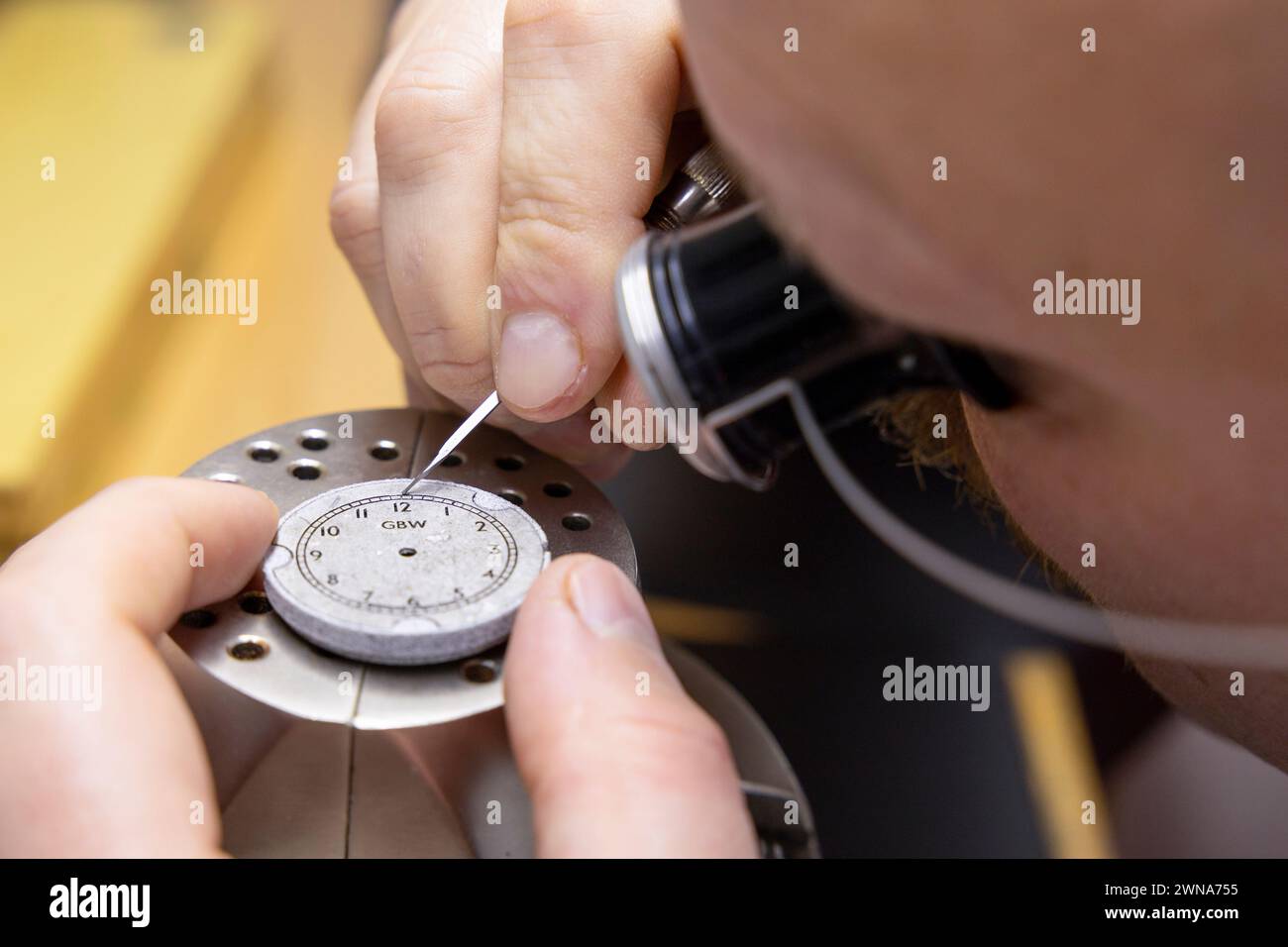 28/10/22 l’orologiaio Colins Andrews realizza un piccolo lotto di orologi da polso che chiama “i pochi” nella sua bottega vicino a Chester. Il quadrante e le mani di t Foto Stock