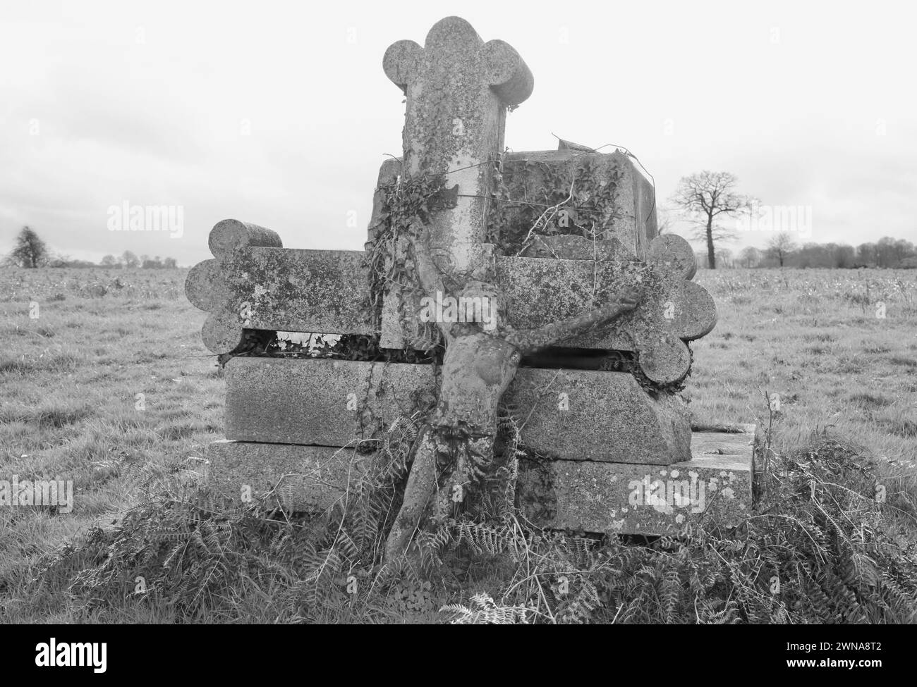 Un monumento abbandonato nella campagna francese Foto Stock