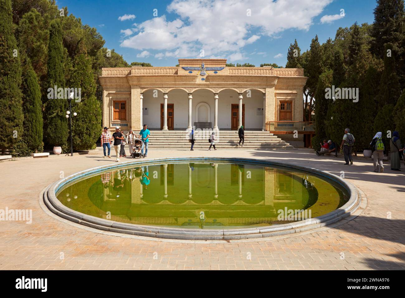 I turisti camminano al tempio del fuoco zoroastriano a Yazd, che custodisce il santo Atash Bahram ("fuoco vittorioso"), datato al 470 d.C. Yazd, Iran. Foto Stock I turisti camminano al tempio del fuoco zoroastriano a Yazd, che custodisce il santo Atash Bahram ("fuoco vittorioso"), datato al 470 d.C. Yazd, Iran. Foto Stock