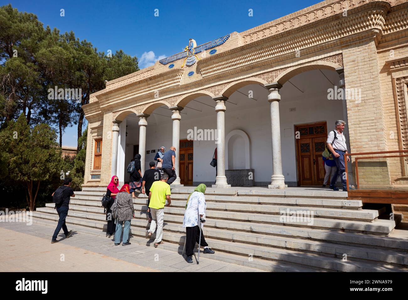 I turisti entrano nel tempio del fuoco zoroastriano a Yazd, che custodisce il santo Atash Bahram ("fuoco vittorioso"), datato al 470 d.C. Yazd, Iran. Foto Stock I turisti entrano nel tempio del fuoco zoroastriano a Yazd, che custodisce il santo Atash Bahram ("fuoco vittorioso"), datato al 470 d.C. Yazd, Iran. Foto Stock