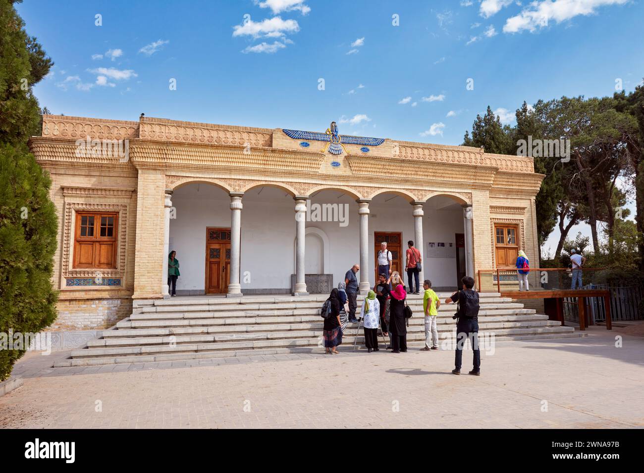 Turisti all'ingresso del tempio del fuoco zoroastriano a Yazd, che custodisce il santo Atash Bahram ("fuoco vittorioso"), datato al 470 d.C. Yazd, Iran. Foto Stock Turisti all'ingresso del tempio del fuoco zoroastriano a Yazd, che custodisce il santo Atash Bahram ("fuoco vittorioso"), datato al 470 d.C. Yazd, Iran. Foto Stock