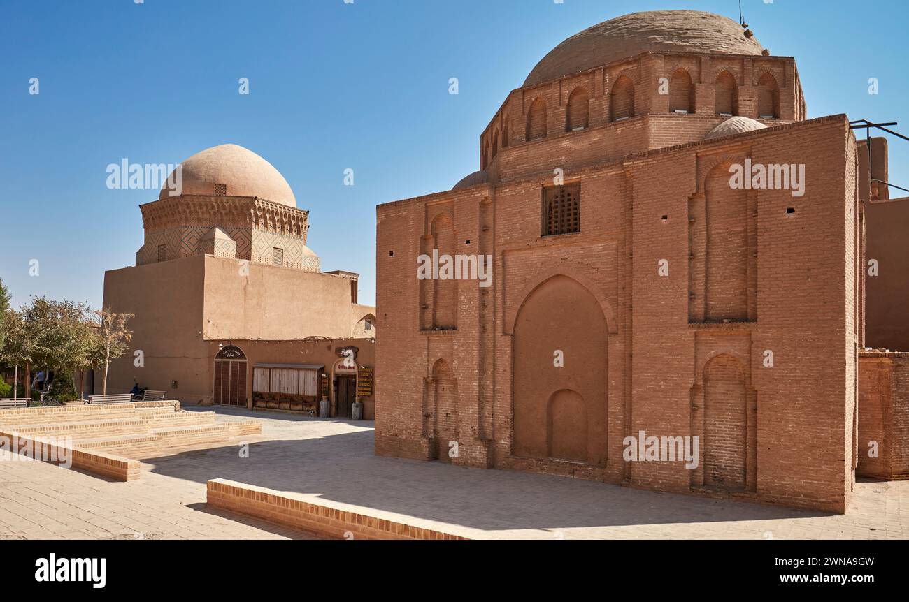 La prigione di Alessandro (a sinistra) e il Santuario dei dodici Imam (a destra), il mausoleo e il santuario dell'XI secolo, il più antico edificio rimasto a Yazd, Iran. Foto Stock