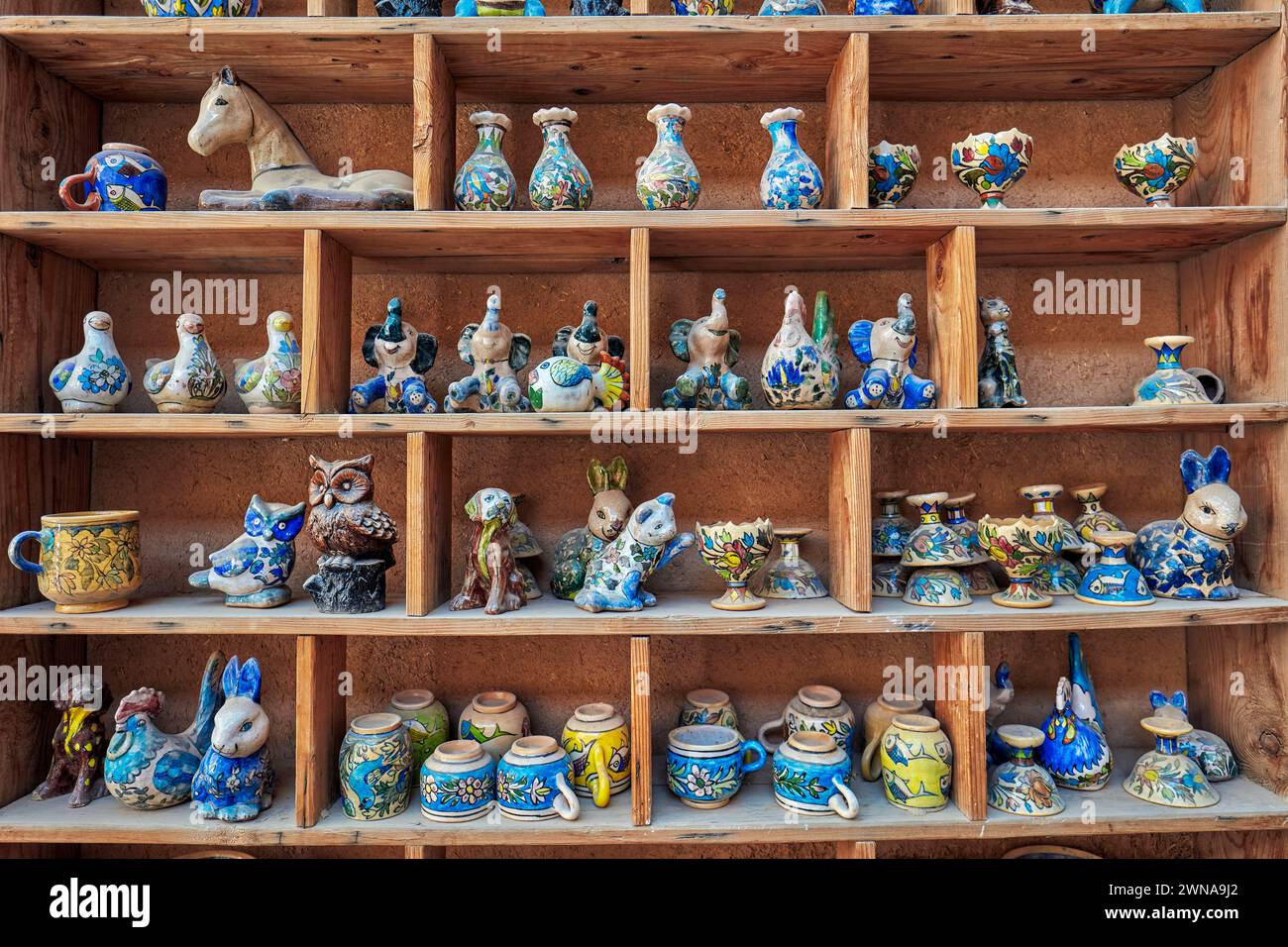 Una selezione di statuette in ceramica dipinte a mano esposte in un negozio di articoli da regalo nello storico quartiere Fahadan di Yazd, Iran. Foto Stock