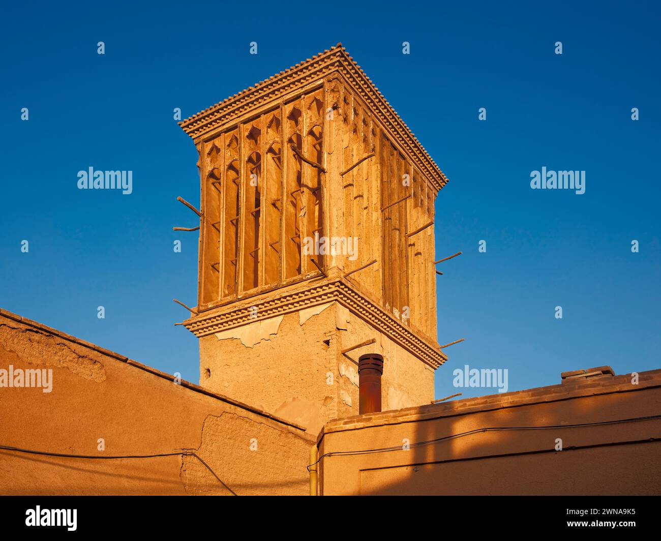 Windcatcher - torre tradizionale utilizzata per la ventilazione incrociata e il raffreddamento passivo degli edifici nella storica città Vecchia di Yazd, Iran. Foto Stock