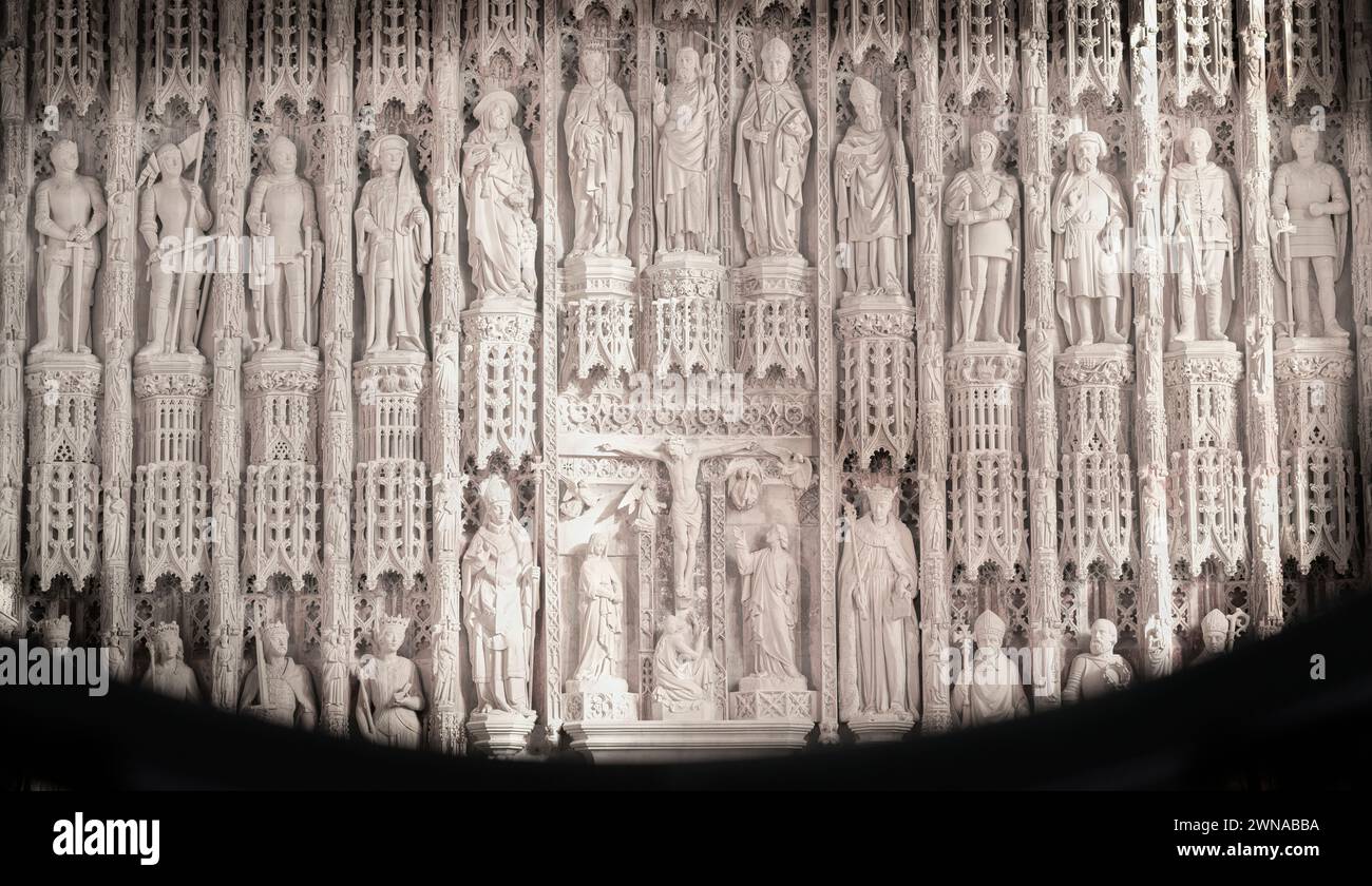 Reredos (di re, vescovi, santi e notabili) presso la cappella di All Souls College, Università di Oxford, Inghilterra. Foto Stock