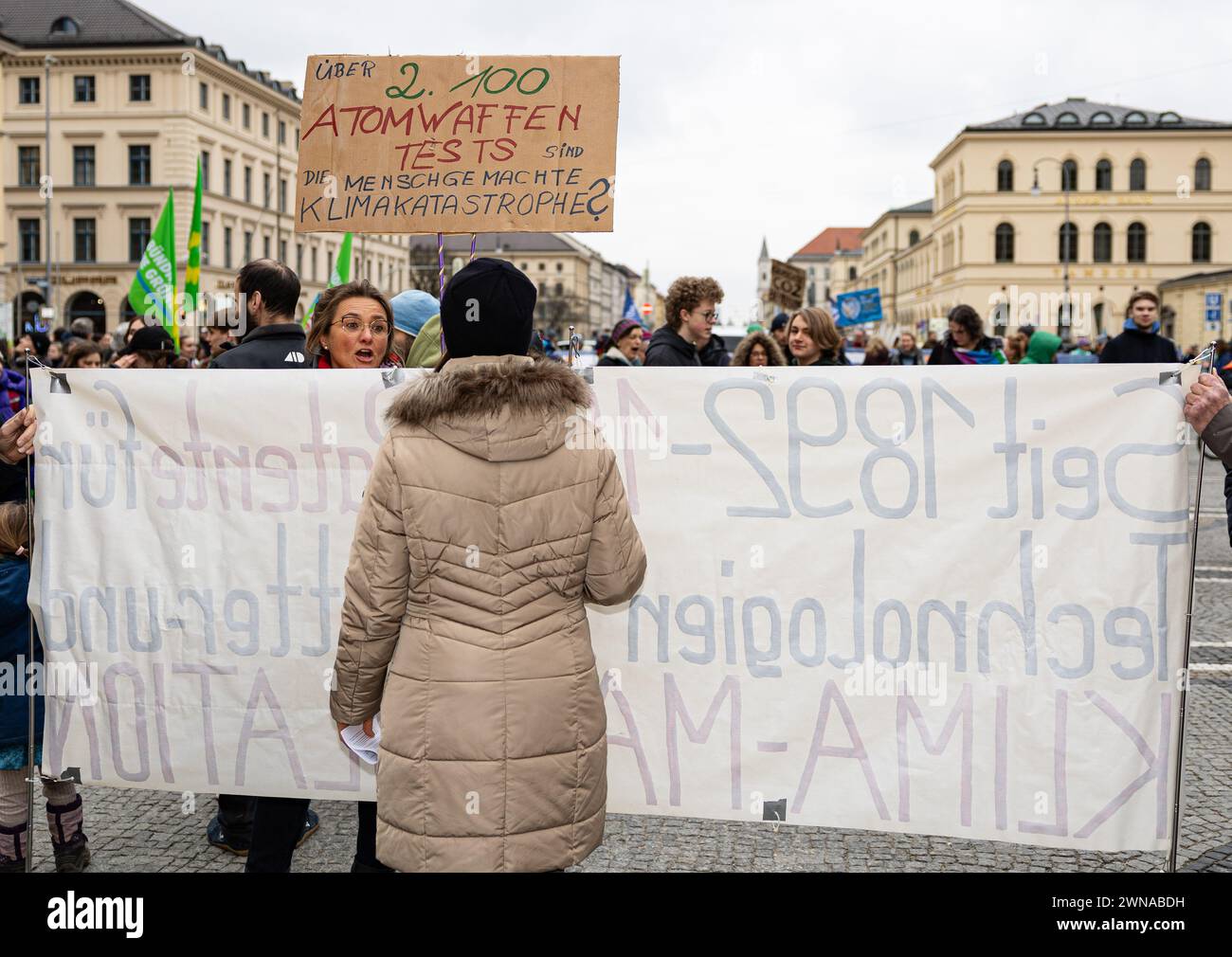 Segno di negazione del clima contro i test nucleari. Centinaia di persone si sono riunite per la manifestazione climatica organizzata da Fridays for Future e Verdi il 1° marzo 2024 a Monaco di Baviera. Volevano dimostrare insieme per migliorare le condizioni di lavoro ( nel trasporto pubblico ) e la giustizia climatica. Tuttavia, la manifestazione era dominata da numerosi segni e striscioni teorici della cospirazione, alcuni dei quali negavano il cambiamento climatico provocato dall'uomo. (Foto di Alexander Pohl/Sipa USA) Foto Stock