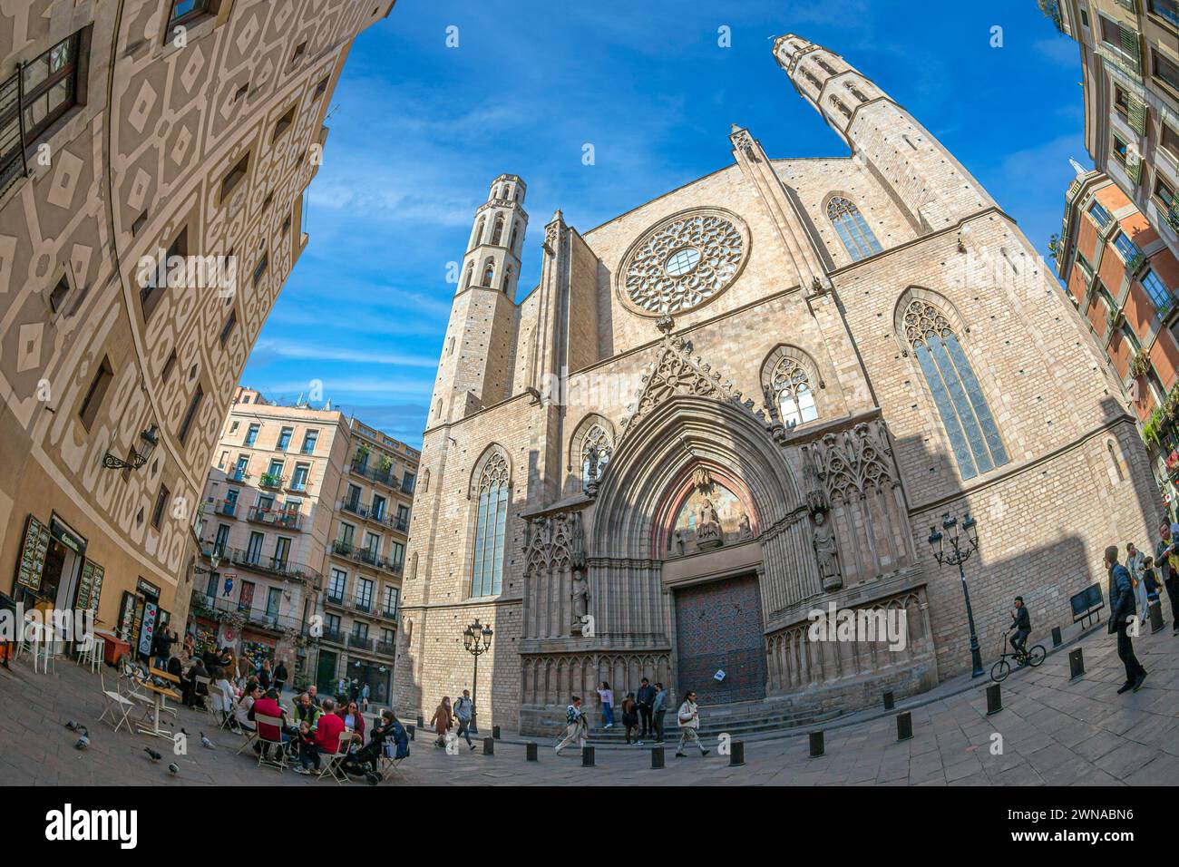BARCELLONA, SPAGNA - 27 FEBBRAIO 2022: Piazza Santa Maria con la basilica di Santa Maria del Mar, una chiesa in stile gotico del XIV secolo a tre navate e ta Foto Stock