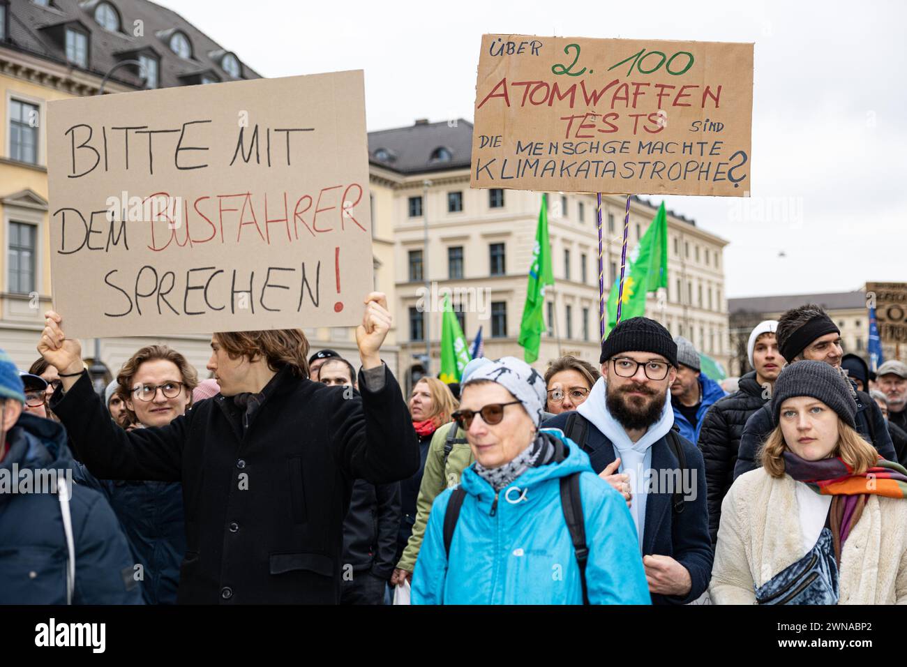 Segno di negazione del clima contro i test nucleari. Centinaia di persone si sono riunite per la manifestazione climatica organizzata da Fridays for Future e Verdi il 1° marzo 2024 a Monaco di Baviera. Volevano dimostrare insieme per migliorare le condizioni di lavoro ( nel trasporto pubblico ) e la giustizia climatica. Tuttavia, la manifestazione era dominata da numerosi segni e striscioni teorici della cospirazione, alcuni dei quali negavano il cambiamento climatico provocato dall'uomo. (Foto di Alexander Pohl/Sipa USA) Foto Stock