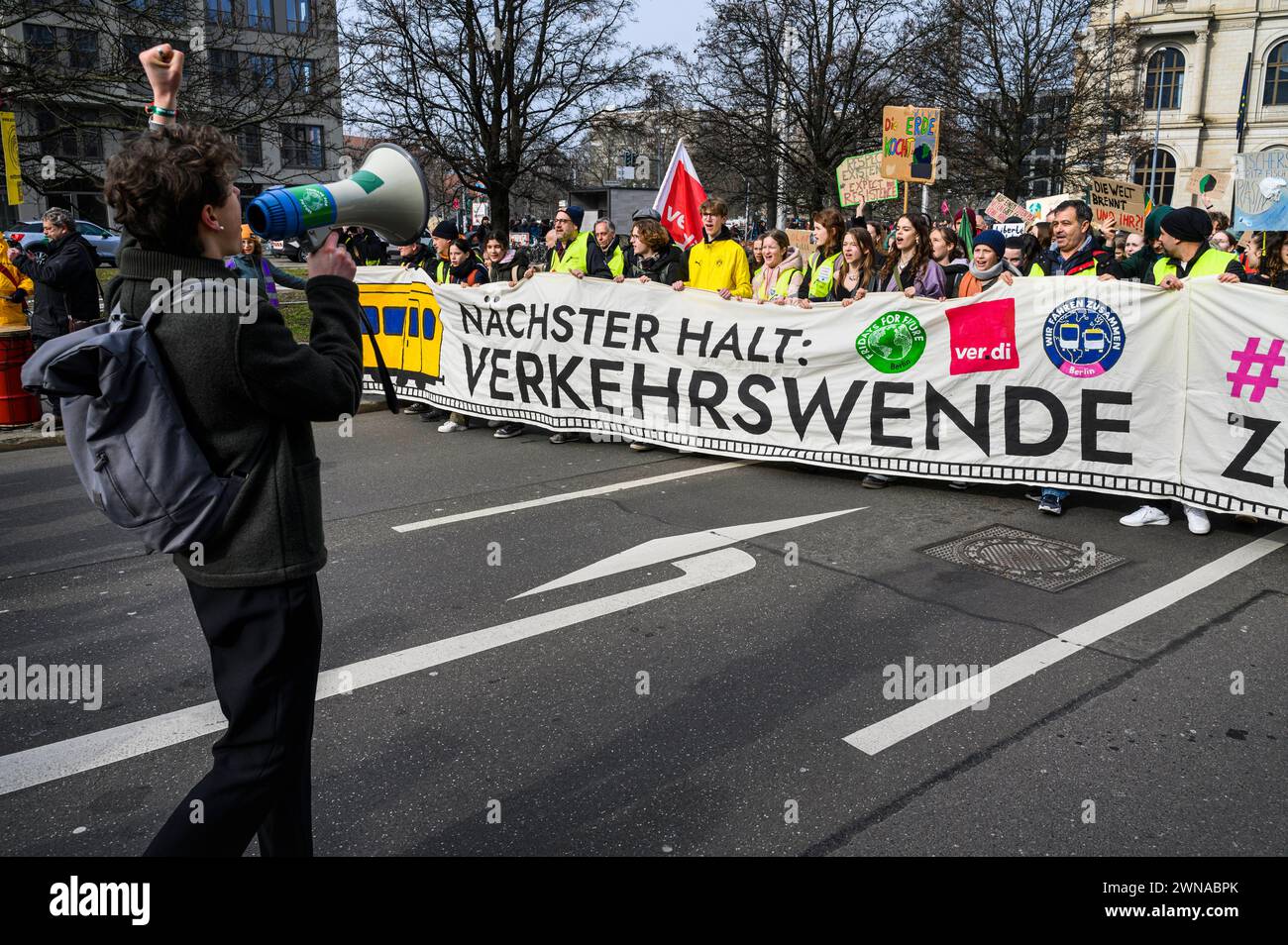 Klimastreik a Berlino am 01.03.2024 fanden sich a Berlino zahlreiche Teilnehmer im Rahmen der Kampagne WirFahrenZusammen zu einem bundesweiten Klimastreik zusammen. Die Polizei sprach von rund 600 Teilnehmern, Die Organisator:innen von Weit über tausend. Der Klimastreiktag ist Höhepunkt der Kampagne WirFahrenZusammen, bei der sich KliÂmaÂakÂtiÂvisÂt:inÂnen und Verdi-GeÂwerkÂschafÂteÂr:inÂnen zusammen taten, um Klima- und Arbeitskampf zusammen zu führen. Gemeinsam fordern sie den Ausbau des öffentlichen Personennahverkehrs und mehr Maßnahmen für eine ökologische Verkehrswende., Berlin Berlin Berlin De Foto Stock