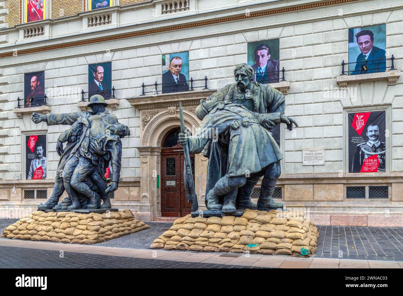 BUDAPEST, UNGHERIA - 23 AGOSTO 2021: Gruppo di statue di fronte al Varkert Bazar Deli Palotak, museo di storia situato a Ybl Miklos ter. Foto Stock