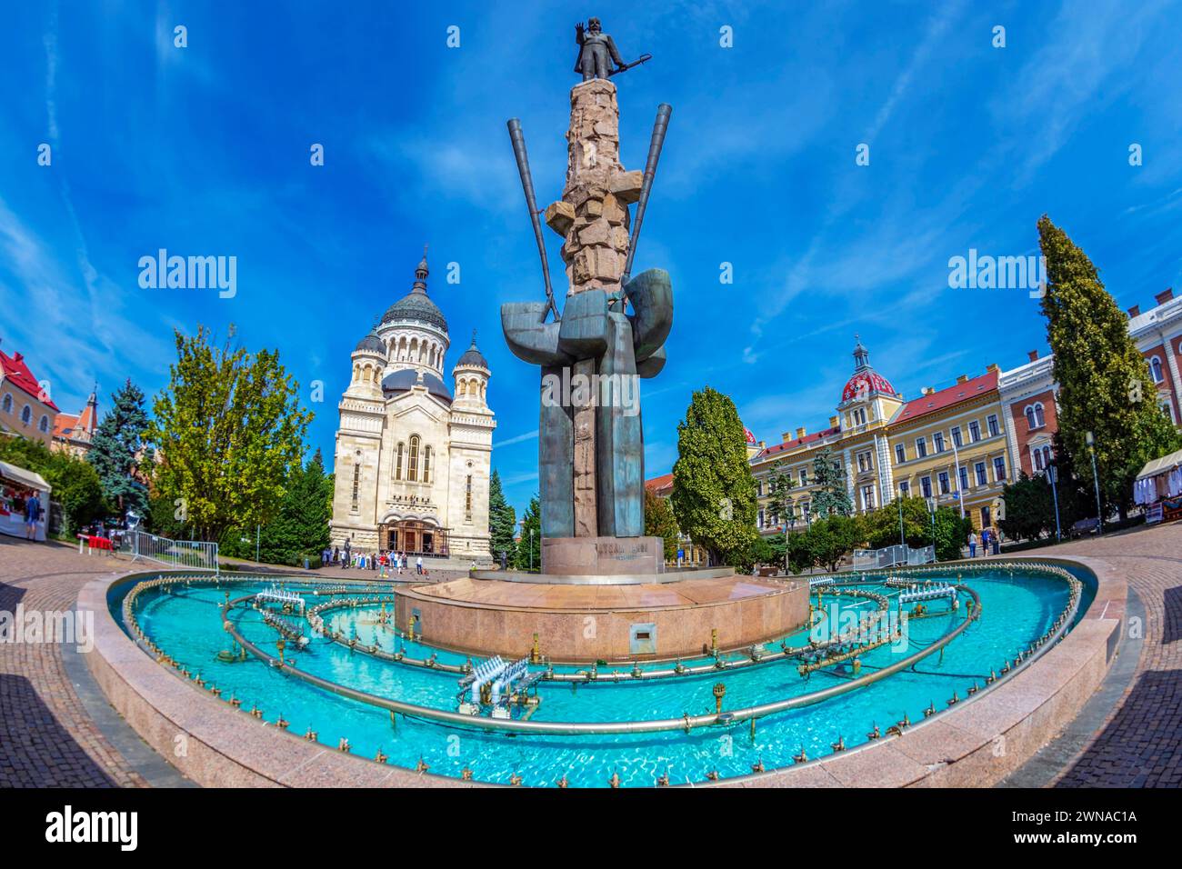 CLUJ-NAPOCA, TRANSILVANIA, ROMANIA - 20 SETTEMBRE 2020: Statua di Avram Iancu nella piazza con lo stesso nome e cattedrale ortodossa del dormitorio Foto Stock