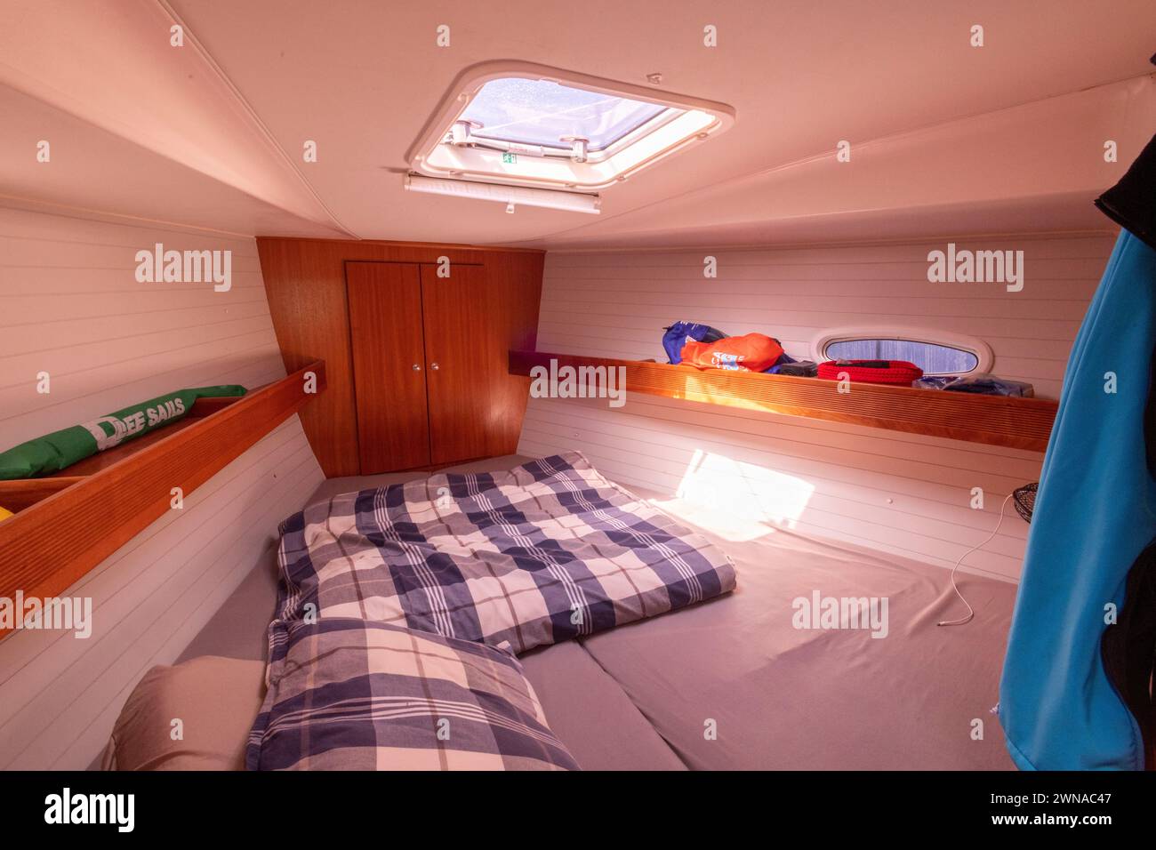 Cabina di uno yacht a vela Bavaria 43 Cruiser. Foto Stock