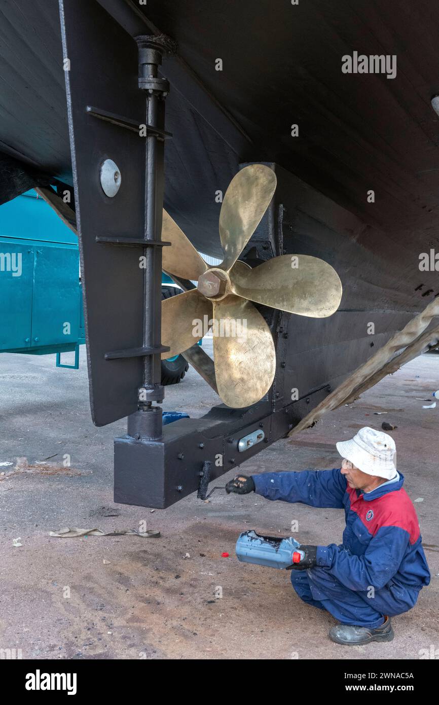 Tocchi finali prima di lanciare il 'Marjupe II' nel cantiere navale di Cala d'Or, Maiorca, dopo tre mesi di riparazioni. Foto Stock