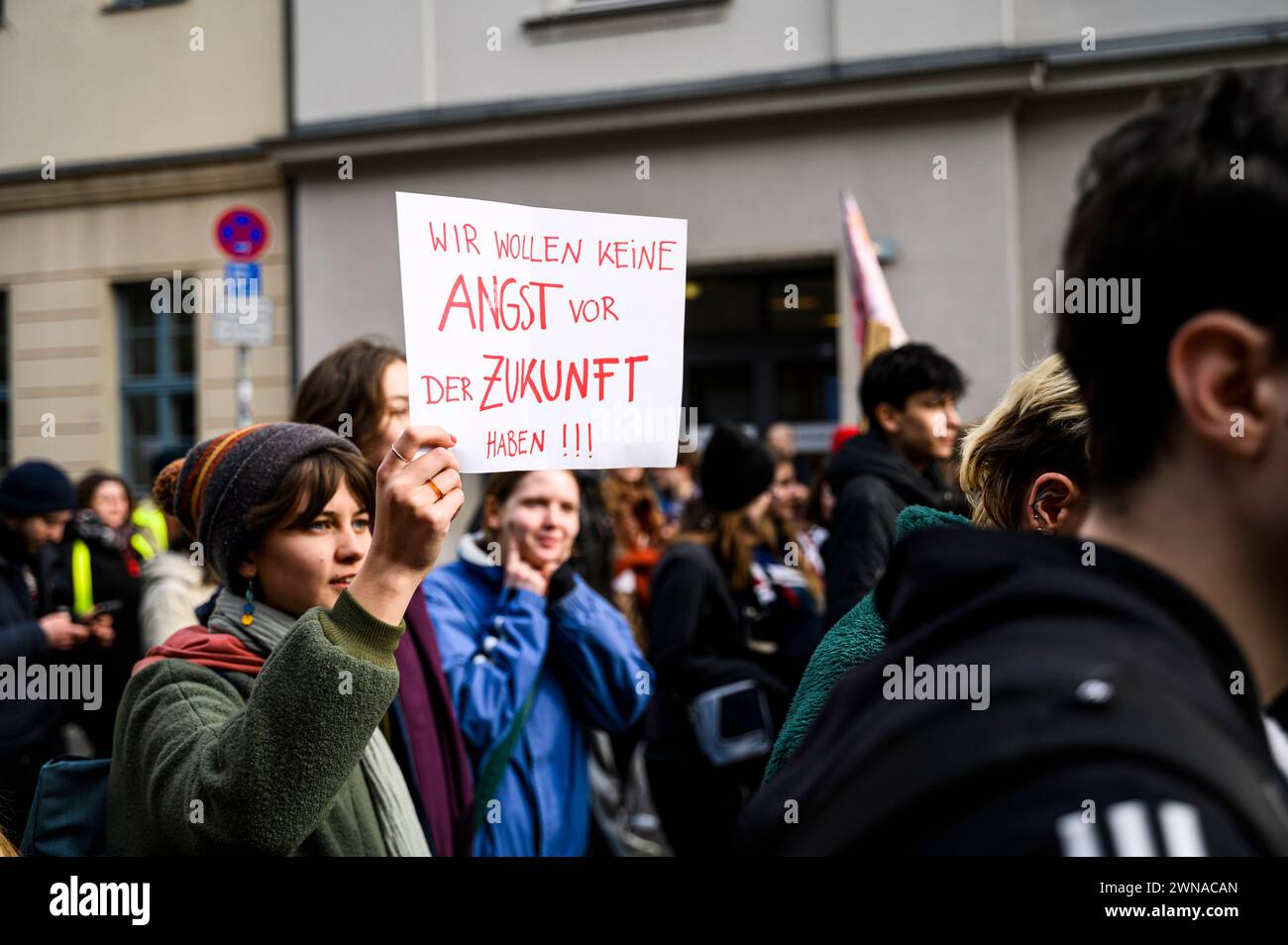 Klimastreik a Berlino am 01.03.2024 fanden sich a Berlino zahlreiche Teilnehmer im Rahmen der Kampagne WirFahrenZusammen zu einem bundesweiten Klimastreik zusammen. Die Polizei sprach von rund 600 Teilnehmern, Die Organisator:innen von Weit über tausend. Der Klimastreiktag ist Höhepunkt der Kampagne WirFahrenZusammen, bei der sich KliÂmaÂakÂtiÂvisÂt:inÂnen und Verdi-GeÂwerkÂschafÂteÂr:inÂnen zusammen taten, um Klima- und Arbeitskampf zusammen zu führen. Gemeinsam fordern sie den Ausbau des öffentlichen Personennahverkehrs und mehr Maßnahmen für eine ökologische Verkehrswende., Berlin Berlin Berlin De Foto Stock