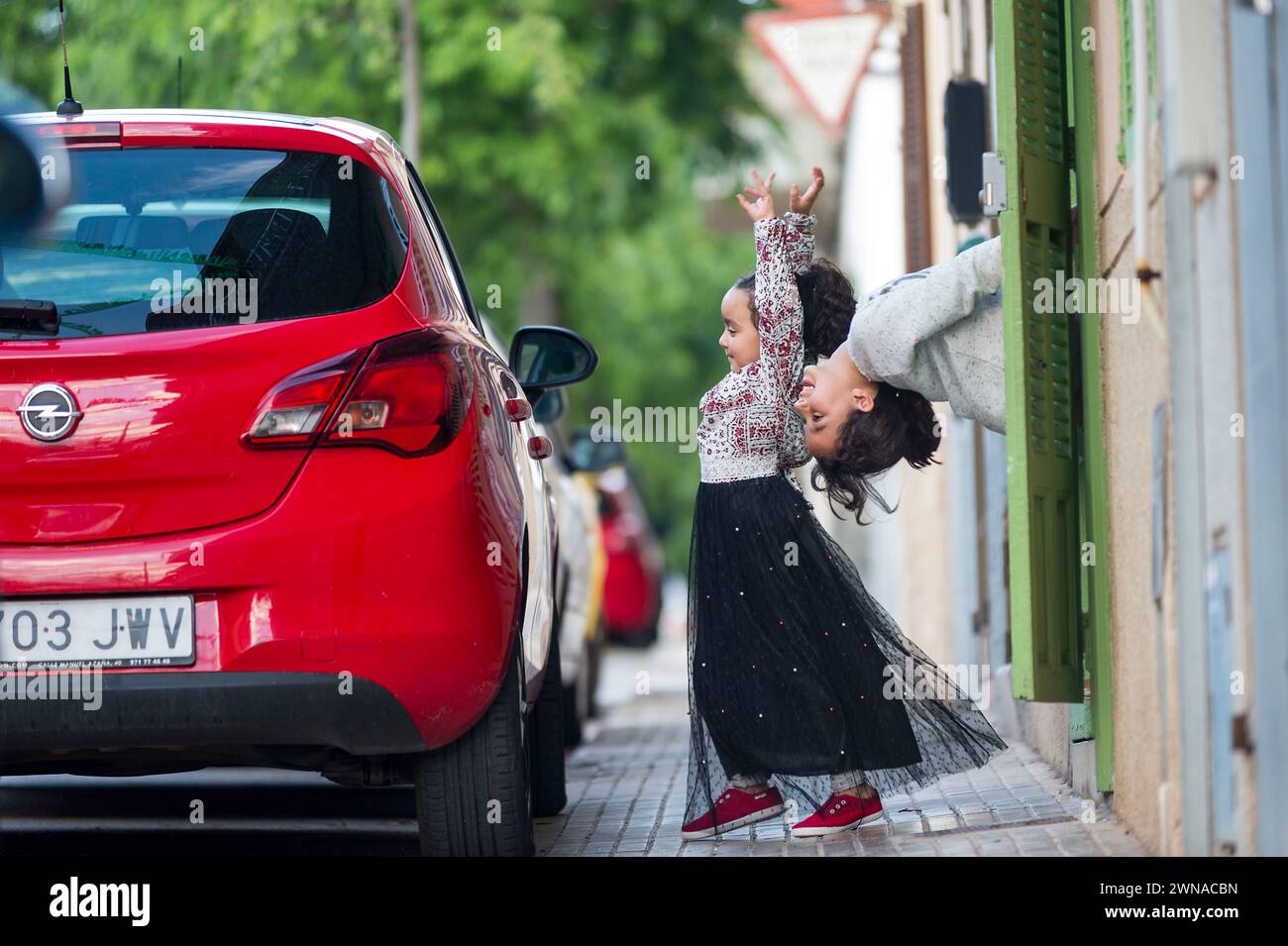 Kinder spielen im Parterre ausgelassen mit ihrem Spiegelbild in einem Auto di Porto Cristo. Foto Stock