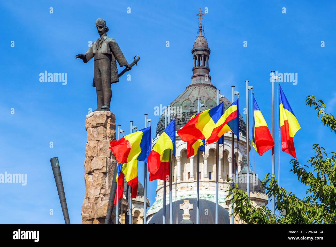 CLUJ-NAPOCA, TRANSILVANIA, ROMANIA - 20 SETTEMBRE 2020: Statua di Avram Iancu nella piazza con lo stesso nome e cattedrale ortodossa del dormitorio Foto Stock