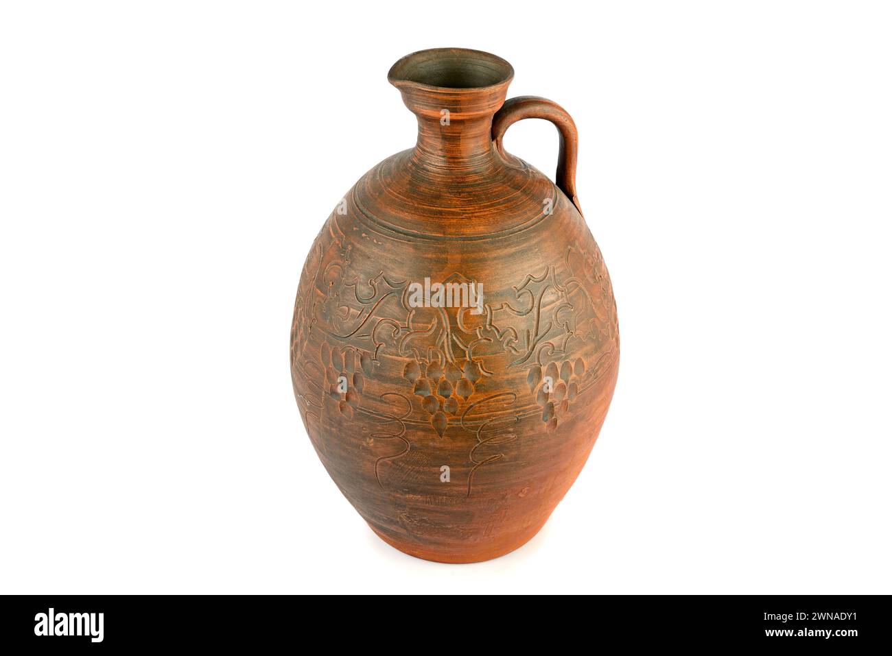 Vecchia pentola in ceramica - attrezzatura retrò per cucinare isolata su sfondo bianco. Foto Stock