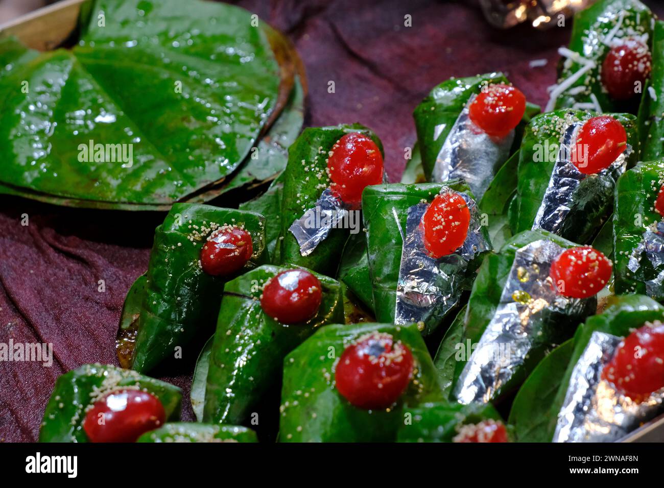 Dolce paan, meetha pan, Betel Leaves Mouth Freshener, tradizionale dessert indiano Paan a base di foglie di Betel e altri entranti viene mangiato come una dea Foto Stock