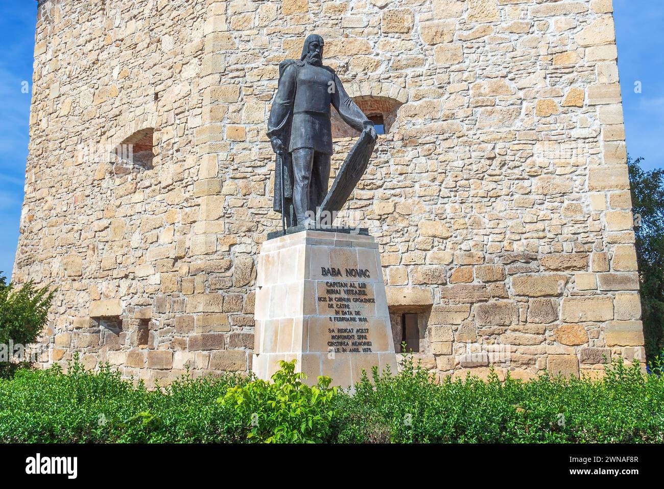 CLUJ-NAPOCA, TRANSILVANIA, ROMANIA - 20 SETTEMBRE 2020: Torre dei bastioni dei sarti e statua dell'eroe rumeno Baba Novac. Costruzione medievale costruita Foto Stock