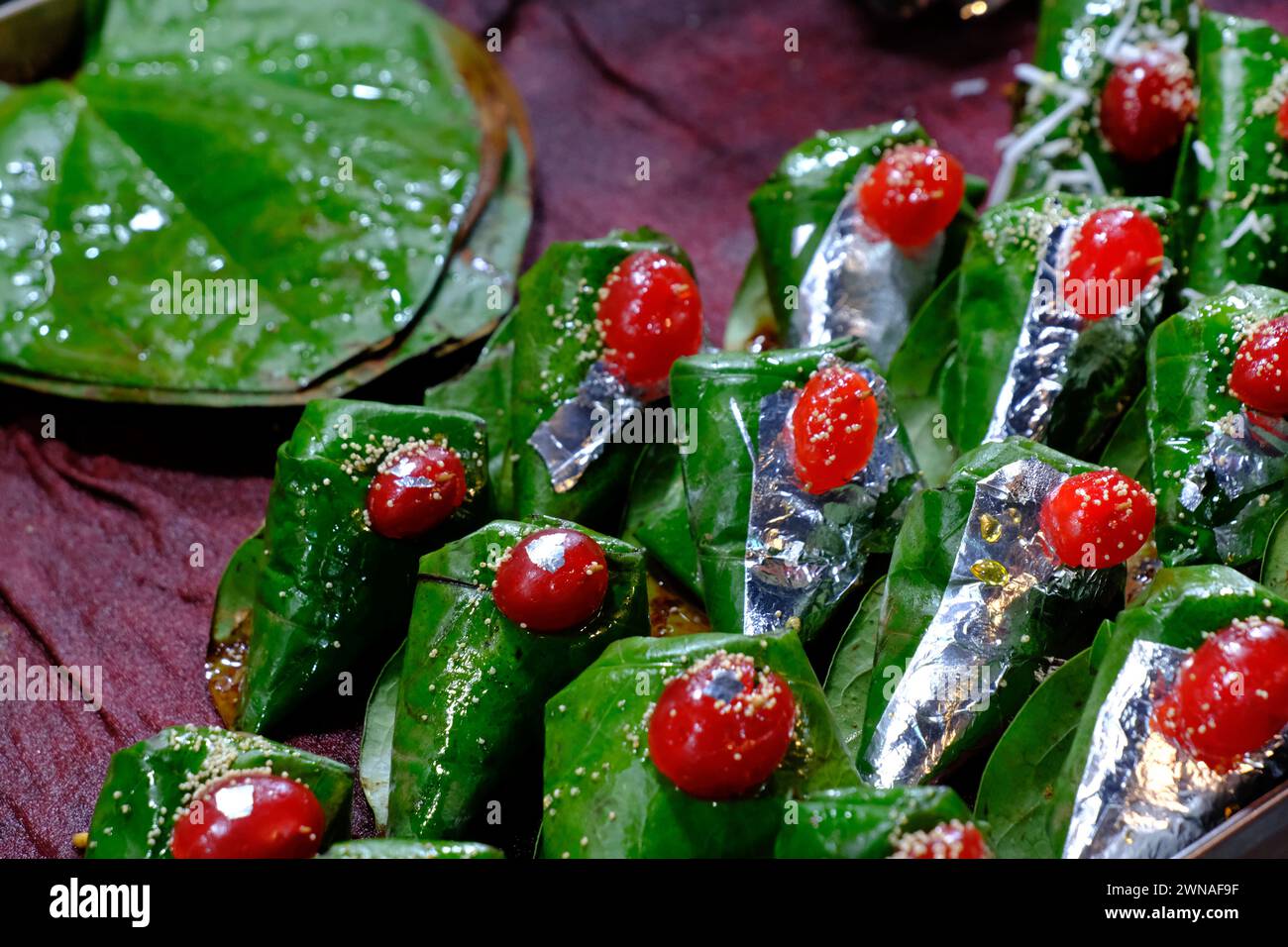 Dolce paan, meetha pan, Betel Leaves Mouth Freshener, tradizionale dessert indiano Paan a base di foglie di Betel e altri entranti viene mangiato come una dea Foto Stock