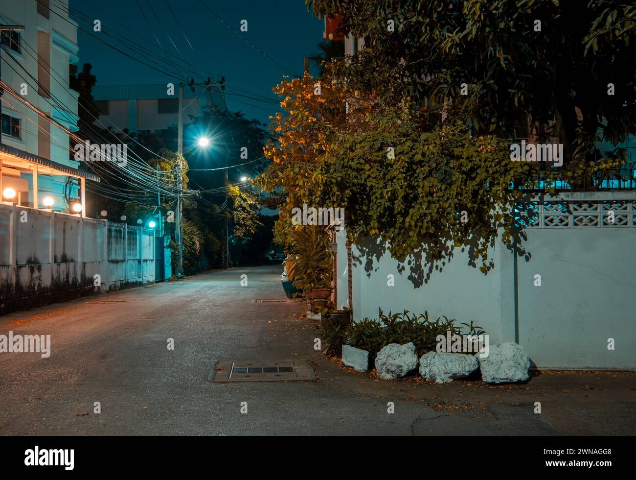 strada vuota di notte in città Foto Stock