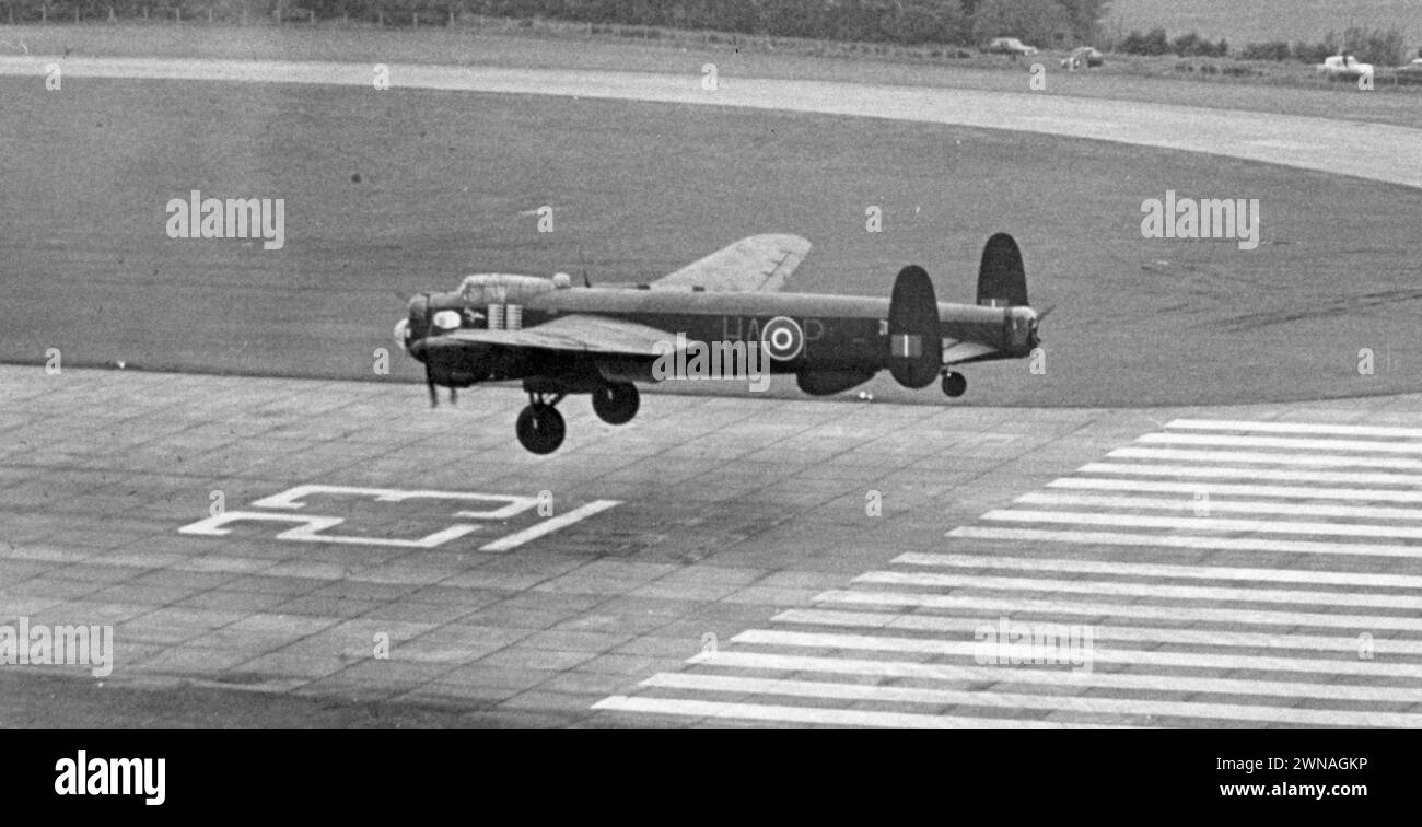 Modello Airfix reale - il bombardiere Lancaster "Just Jane" viene smontato al Lincolnshire Aviation Heritage Museum East kirkby Foto Stock